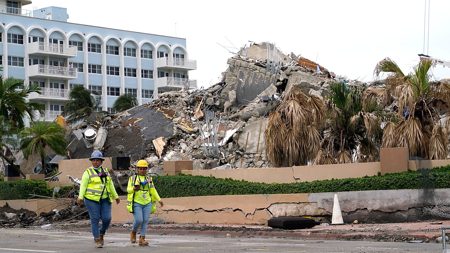 L'ouragan Elsa arrive sur la Floride, à Surfside, les fouilles continuent
