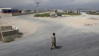 یک نظامی افغان در پایگاه بگرام