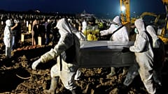 دفن ضحايا كوفيد-19 في مقبرة روروتان في جاكرتا- إندونيسيا.