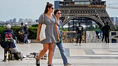 Junge Leute in Paris vor dem Eiffelturm