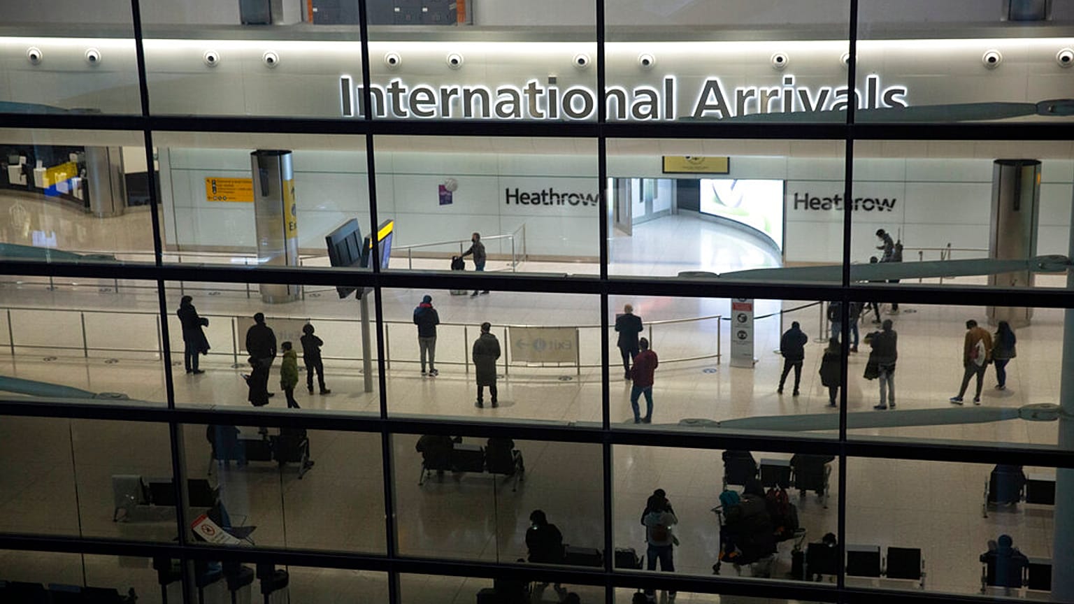 Heathrow testa filas rápidas para passageiros totalmente vacinados