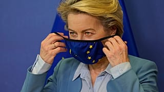 A Bizottság elnöke, Ursula Von der Leyen épp felveszi maszkját