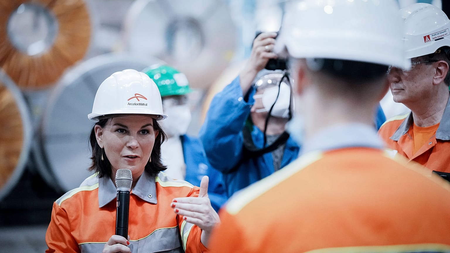 Die grüne Kanzlerkandidatin im Juni bei ArcelorMittal in Eisenhüttenstadt