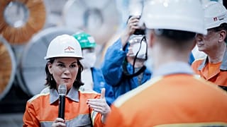 Die grüne Kanzlerkandidatin im Juni bei ArcelorMittal in Eisenhüttenstadt