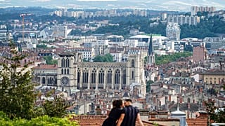 Un couple à Lyon en France le 2 juillet 2021 