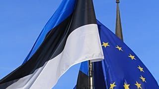 Флаги Эстоии и Евросоюза. 