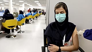 عاملة في القطاع الصحي تتلقى لقاح فيروس كورونا سينوفرام في طهران/إيران.