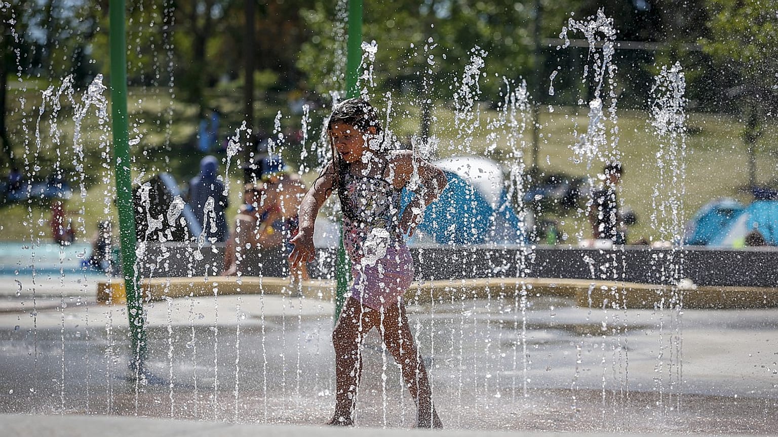 Αναζητώντας λίγη δροσιά στο Κάλγκαρι της πολιτείας Αλμπέρτα του Καναδά