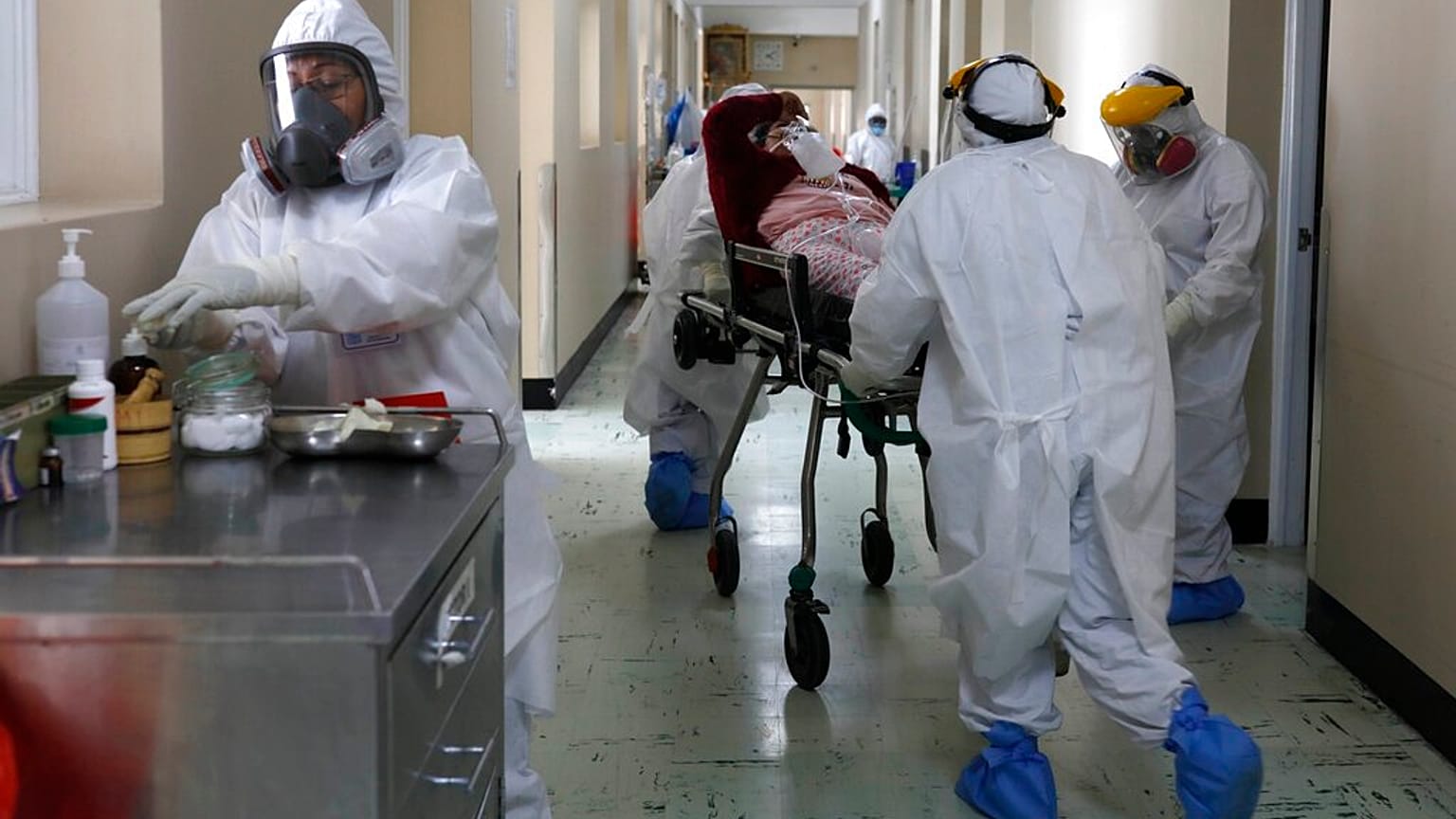  medical staff transport a COVID-19 patient at the Honorio Delgado Hospital