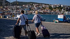 Urlauberin und Urlauber in Griechenland