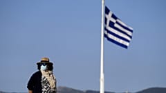 Εργαζόμενη στην Ακρόπολη με μάσκα