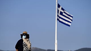 Εργαζόμενη στην Ακρόπολη με μάσκα