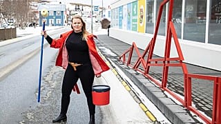 Una trabajadora posa en Islandia.