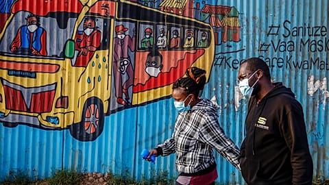 Des passants à Nairobi, au Kenya, le 12 juin 2021