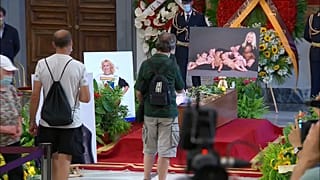 Los italianos acuden a la capilla ardiente de Raffaela Carrà