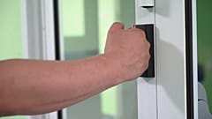 Ρωσία: Γιατρός εμφύτευσε πέντε τσιπάκια στα χέρια του