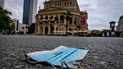 Ein Nasen-Mundschutz vor der Oper in Frankfurt am Main, 22.06.2021