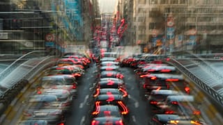 Anketin yapıldığı 18 ülkede her 10 sürücüden 7'si otomobillerini kullanabilmek için mali olarak fedakarlıkta bulunduğunu belirtti