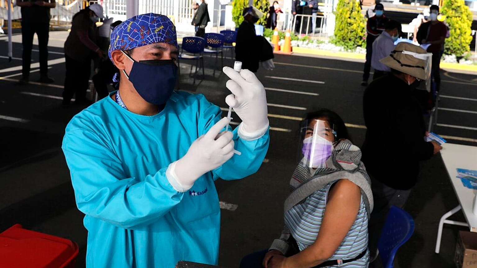Pfizer vakcinával oltanak egy oltóponton a perui Arequipa településen, 2021. június 26-án