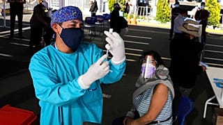 Pfizer vakcinával oltanak egy oltóponton a perui Arequipa településen, 2021. június 26-án