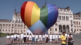 Hongrie : des militants LGBT dénoncent la loi "homophobe" de Viktor Orbán devant le Parlement 