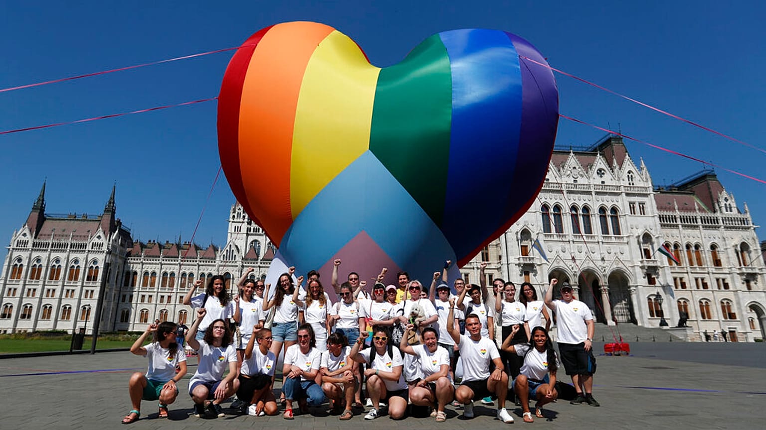 Corazón de 10 metros con los colores del arcoíris en Budapest