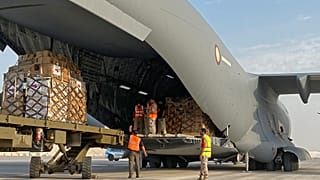 شحن طرود مساعدات إنسانية ترسلها قطر إلى لبنان على متن طائرة نقل عسكرية من طراز بوينج C-17A Globemaster III في قاعدة العديد الجوية القطرية في 8 يوليو / تموز 2021. 