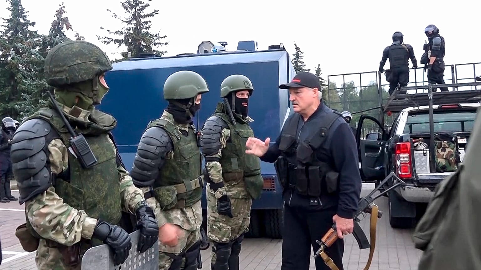لوکاشنکو در میان نظامیان این کشورحاضر شد