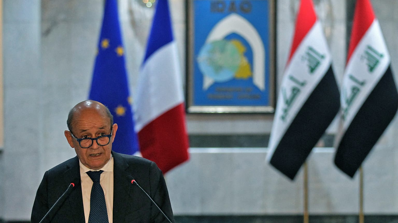 وزير الخارجية الفرنسي جان إيف لودريان ونظيره العراقي فؤاد حسين في العاصمة العراقية بغداد ، في 16 تموز / يوليو 2020.