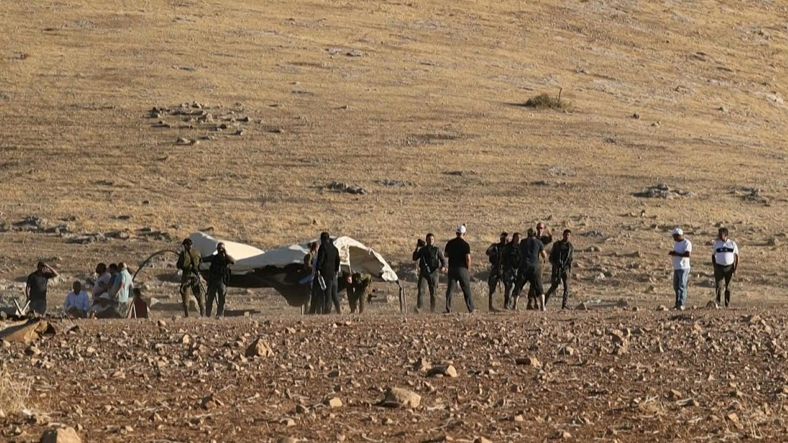 قوات إسرائيلية تطرد بدو من قرية بالضفة الغربية