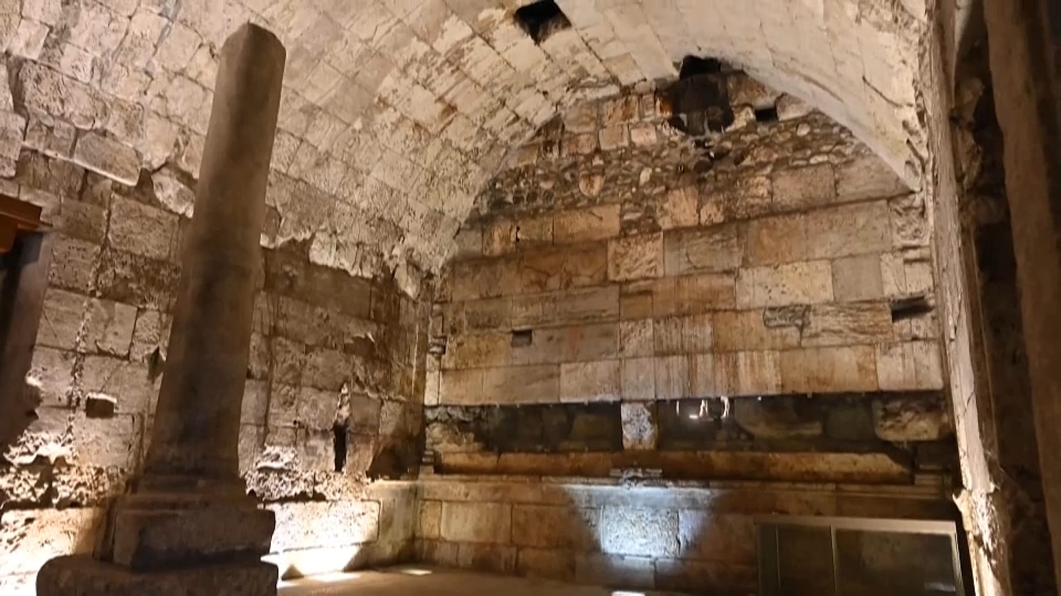 يتضمن الاكتشاف الأحدث الذي تعلن عنه سلطة الآثار الإسرائيلية في ما تطلق عليه اسم أنفاق الجدار الغربي في البلدة القديمة