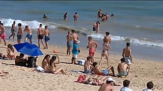 Am Strand von Albufeira an der Algarve in Portugal