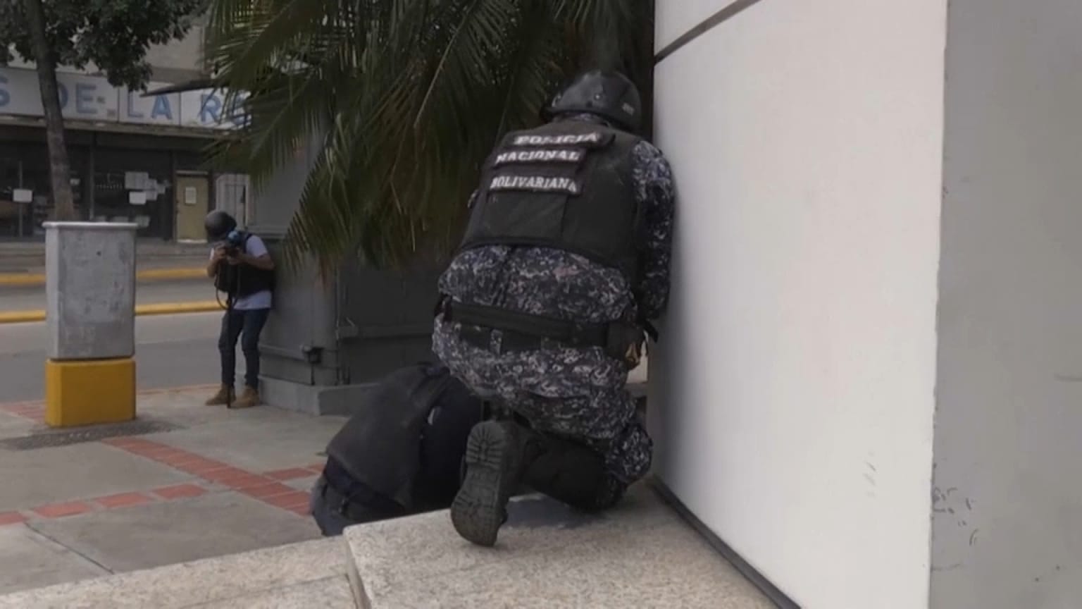 Policías disparando a las bandas armadas en Caracas, Venezuela 8/7/2021