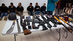 Полиция Гаити показывает подозреваемых журналистам