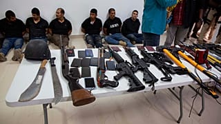 Полиция Гаити показывает подозреваемых журналистам