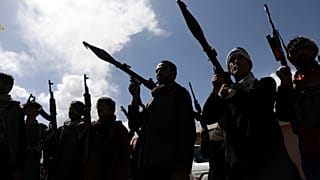 عناصر الميليشيات الأفغانية ينضمون إلى قوات الدفاع والأمن الأفغانية خلال تجمع في كابول. 2021/06/23