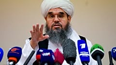 Sahabuddin Delavar, a tálib küldöttség tagja jelenti be a tűzszünetről szóló tárgyalásokat