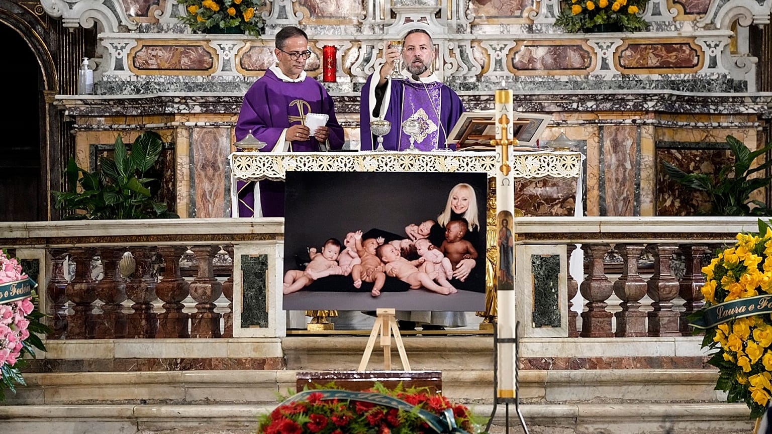 Raffaella Carrà in uno scatto di Oliviero Toscani, foto esposta durante i funerali della conduttrice tv
