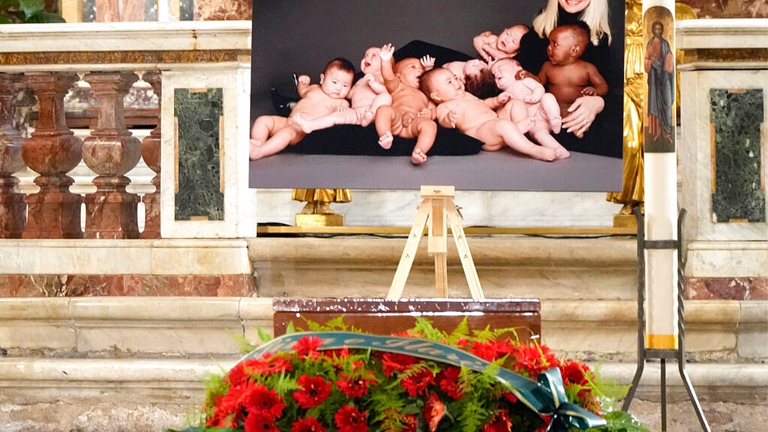 Funeral da cantora italiana Raffaella Carrà realizou-se em Roma
