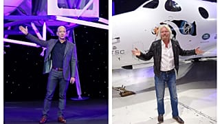 بيزوس مع نموذج لمركبة هبوط القمر الأزرق بلو أوريجين في واشنطن ، إلى اليسار ، وريتشارد برانسون مع صاروخ السياحة الفضائية سبيس شيب تو من شركة فيرجن غالاكتيك في كاليفورنيا