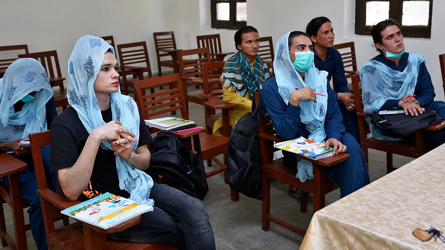 Pakistan'da eğitim veren trans bireylere özel okuldan bir kare.