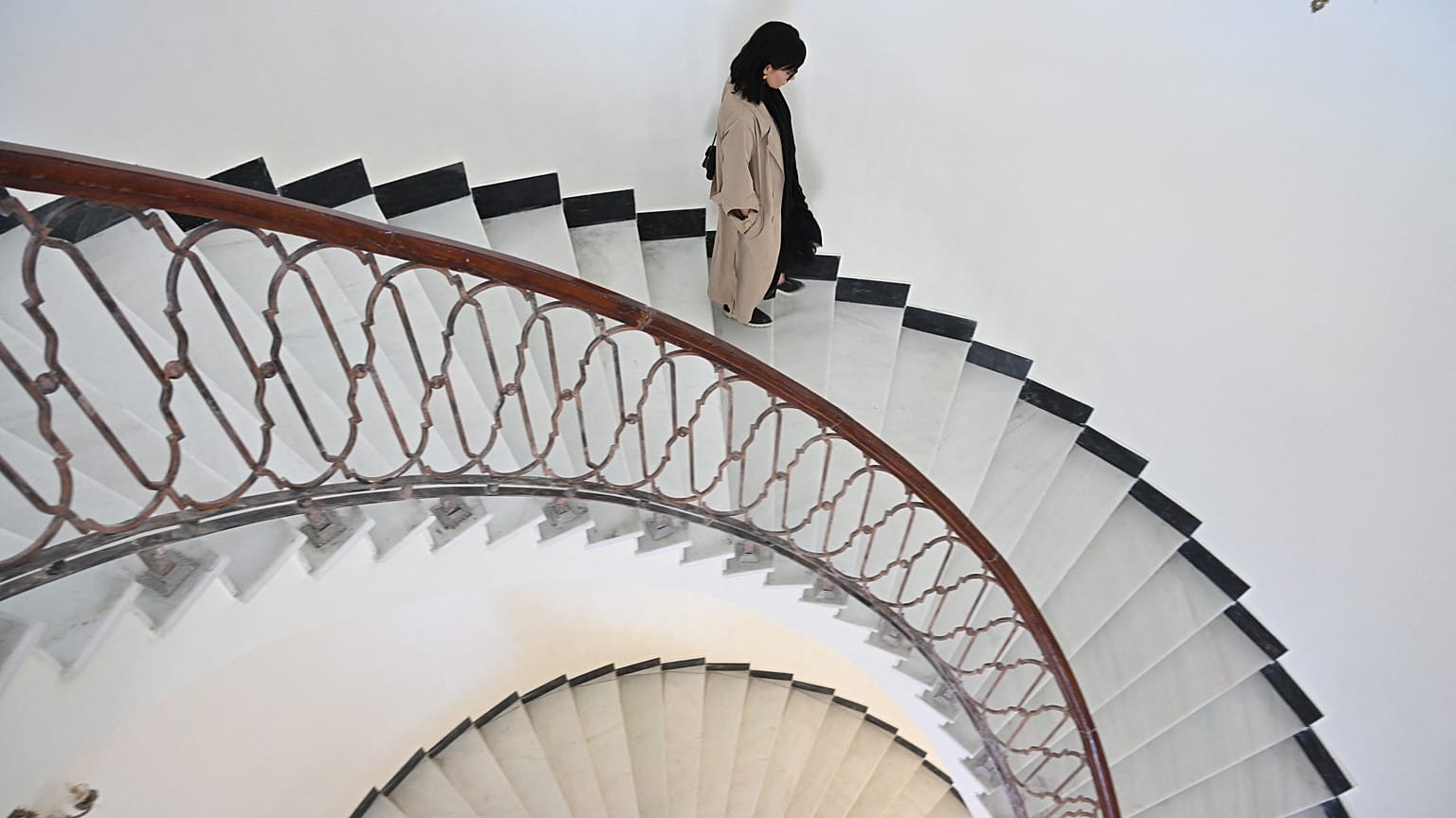 الفنانة والمصورة البصرية الأفغانية رادا أكبر تتجول داخل قصر دار الأمان في كابول.