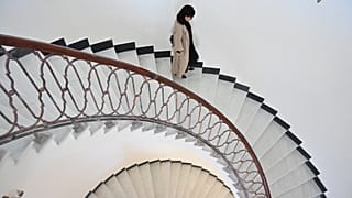 الفنانة والمصورة البصرية الأفغانية رادا أكبر تتجول داخل قصر دار الأمان في كابول.