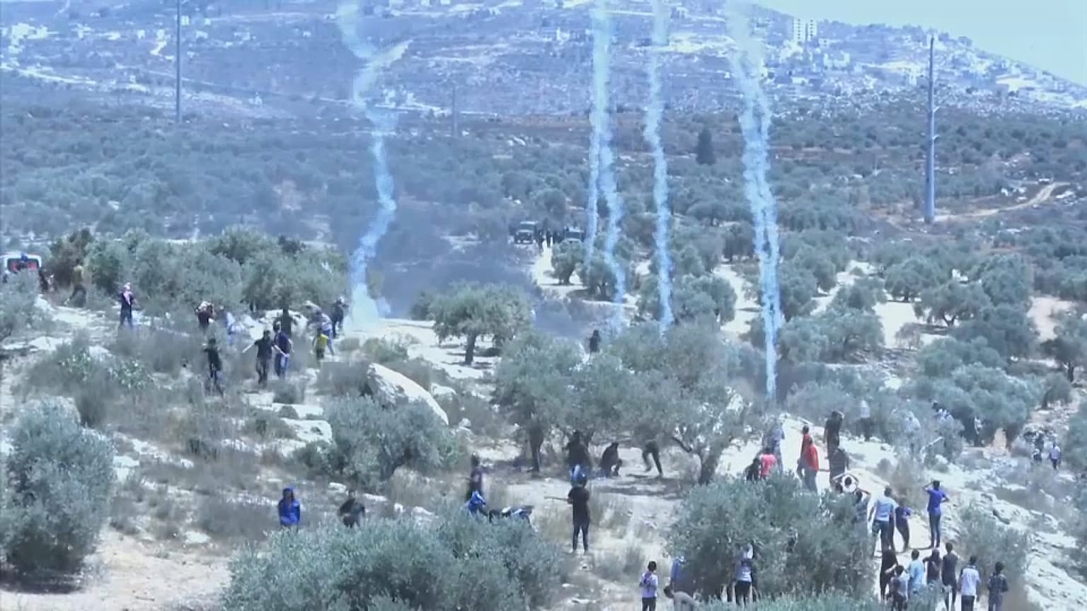 احتجاج فلسطينين ضد بؤرة استيطانية