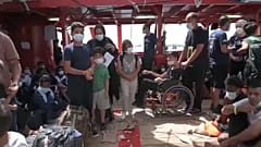 An Bord der Ocean Viking drängen sich nach wie vor mehr Menschen als versorgt werden können