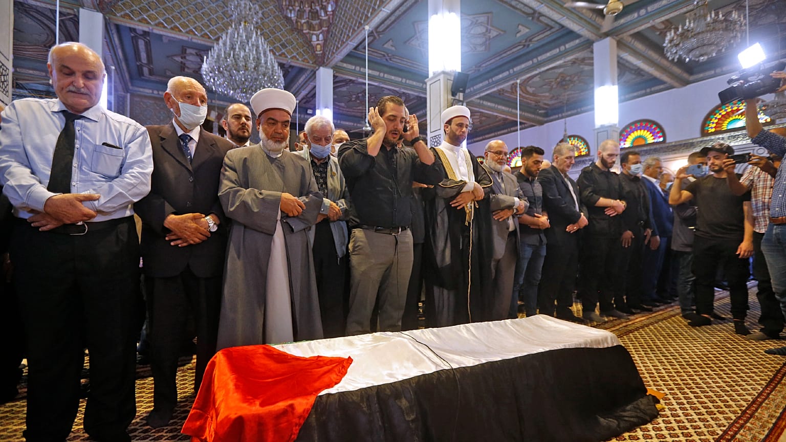 بدر أحمد جبريل يقيم صلاة الجنازة أمام نعش والده الراحل أحمد جبريل، مؤسس الجبهة الشعبية لتحرير فلسطين في مسجد عثمان في العاصمة السورية دمشق.