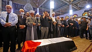 بدر أحمد جبريل يقيم صلاة الجنازة أمام نعش والده الراحل أحمد جبريل، مؤسس الجبهة الشعبية لتحرير فلسطين في مسجد عثمان في العاصمة السورية دمشق.