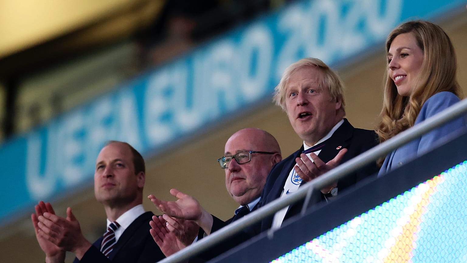 İngiltere Başbakanı Boris Johnson ve eşi İngiltere-Danimarka yarı final maçını izlerken