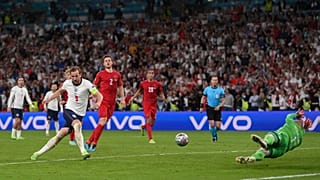 هاري كاين يسجل الهدف الثاني لمنتخب بلاده أمام الدنمارك في مباراة نصف النهائي في لندن. 2021/07/07