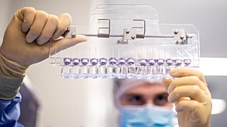 فني يتفقد قوارير مملوءة بلقاح فايزرـبيونتيك المضاد لكوفيدـ19 في منشأة الشركة في بورس ، بلجيكا. آذار/مارس 2021